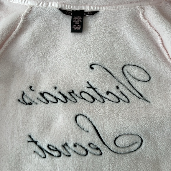 Victoria's Secret Pink Plush Robe with Embroidered Back size M/L - Picture 9 of 10